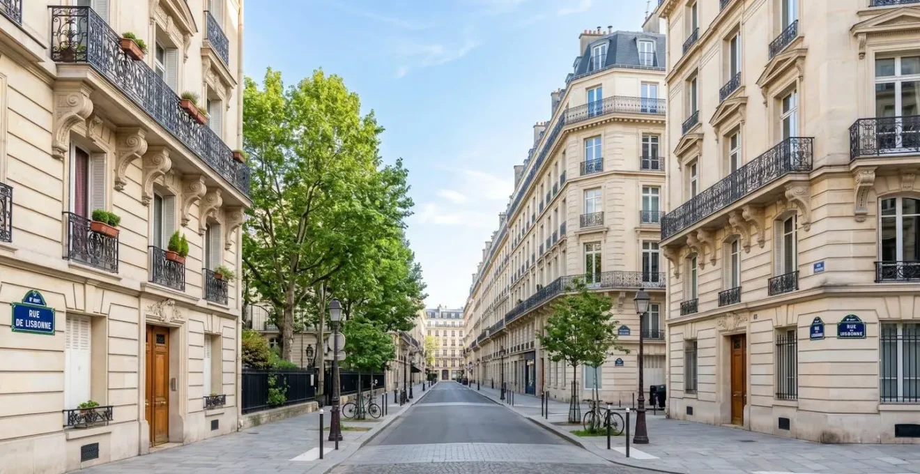 Rue parisienne secondaire tranquille dans le 8ème arrondissement, façades haussmanniennes élégantes, perspective vide sous lumière matinale douce
